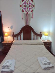 ein Schlafzimmer mit einem großen Bett mit zwei Handtüchern darauf in der Unterkunft Vistas del Colorado in Cafayate