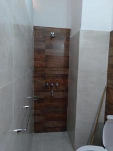 ein Badezimmer mit Dusche und Toilette in der Unterkunft Vistas del Colorado in Cafayate