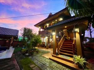 uma casa com uma escada em frente em 泰小院儿（99 Friend’s house Lanna ) em Chiang Mai