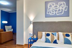 - une chambre avec un grand lit et un mur bleu dans l'établissement Яскраві сучасні Апартаменти для молодих та активних, à Moukatcheve
