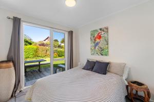 una camera con un letto e una grande finestra di Scenic Lake Views - Taupo Holiday Home a Taupo