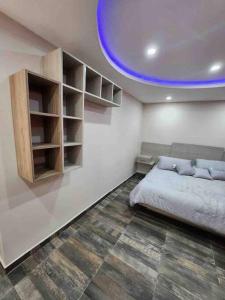 una camera da letto con un letto e un soffitto blu di Departamento con buena ubicación a Ciudad Juárez