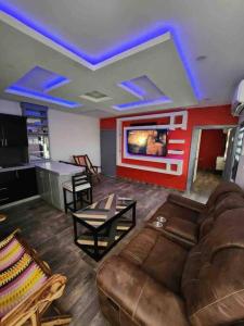 un soggiorno con un divano e un tavolo di Departamento con buena ubicación a Ciudad Juárez