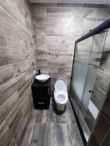 un bagno con un water, un lavandino e uno specchio di Departamento con buena ubicación a Ciudad Juárez Altre 10 foto