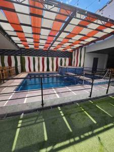 una piscina in un edificio con tetto aperto di Departamento con buena ubicación a Ciudad Juárez