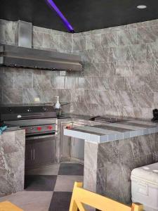 una cucina con fornelli e piano di lavoro di Departamento con buena ubicación a Ciudad Juárez