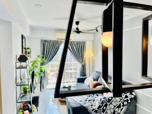 クアラルンプールにある9 pax Homestay near Axiata Arena & Pavilion 2の青いソファと鏡のあるリビングルーム