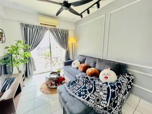 クアラルンプールにある9 pax Homestay near Axiata Arena & Pavilion 2のリビングルーム(ソファ、枕付) +16枚の写真