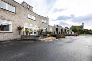 uma rua vazia em frente a um edifício de tijolos em Scotland's Spa Hotel em Pitlochry