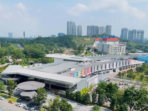 una vista aérea de un edificio en una ciudad en Legoland 2RB HappyBunny Max8px en Nusajaya