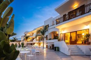 uma vista para um edifício com mesas e cadeiras em Aristea Hotel em Rethymno Town