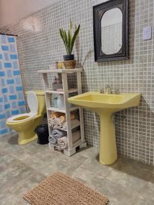 bagno con lavandino giallo e servizi igienici di BYLELA a Tinogasta