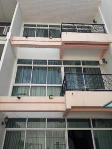 een wit gebouw met ramen en een balkon bij Smart Place in Bangkok