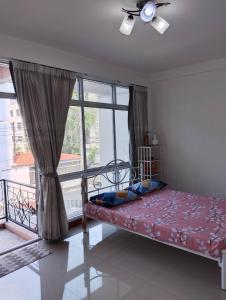 een slaapkamer met een bed en een groot raam bij Smart Place in Bangkok