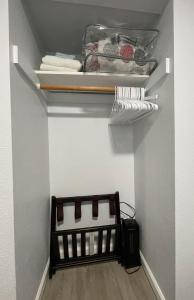 um pequeno armário com uma prateleira e algumas toalhas em Golden Gate Park Sweet Home-2 bedrooms em São Francisco