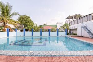 בריכת השחייה שנמצאת ב-Collection O Trupthi Resorts או באזור