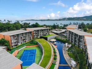 een luchtzicht op een resort met een zwembad bij [NEW] Cozy Modern Studio with Pool & Gym in Koh Samui 