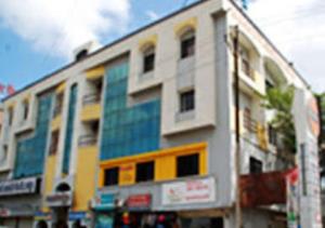 um edifício com janelas coloridas numa rua da cidade em Hotel Udayshree Palace Latur em Lātūr