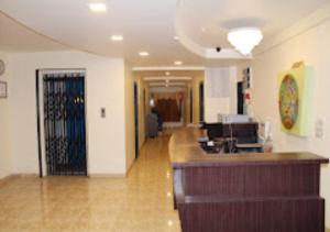 um lobby de um hospital com um balcão de recepção e uma não intenção em Hotel Udayshree Palace Latur em Lātūr