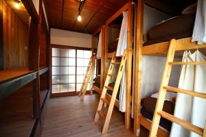 Katil dua tingkat atau katil-katil dua tingkat dalam bilik di きよかわゲストハウス