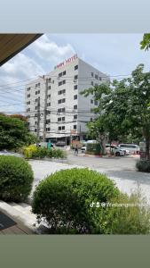 um grande edifício com uma placa em cima em โรงแรมวินบางนา Win Bangna Hotel em Bangna