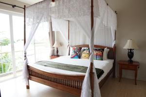 Postel nebo postele na pokoji v ubytování ReCreate Phuket Villa