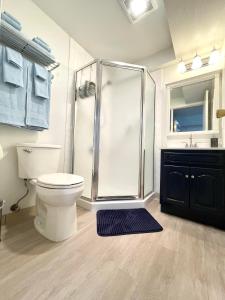 uma casa de banho com um chuveiro, um WC e um lavatório. em Golden Gate Park Sweet Home-2 bedrooms em São Francisco
