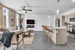 een woonkamer en een keuken met een bank en een tafel bij Near Hwyshopping Kingpoolgame Roomfitness in Rogers