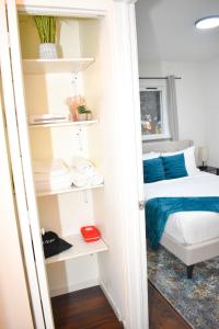 Tempat tidur dalam kamar di Serenity King7 Min - Hwy & Mallbackyard