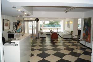 فندق فرايهايت في كولونيا: غرفة معيشة مع أرضية مصدية سوداء وبيضاء