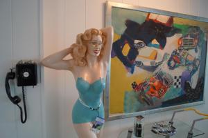 a statue of a woman in a bathroom with a painting at Hotel Freiheit in Cologne