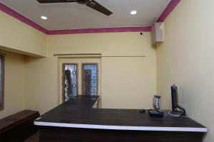 an empty room with a desk with a television on it at OYO Flagship Moonlight Residency in Bhubaneshwar
