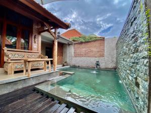 een zwembad in de achtertuin van een huis bij Sridewi Villas Ubud in Ubud