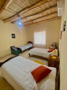 Ein Schlafzimmer mit 2 Betten und ein Zimmer mit in der Unterkunft BYLELA in Tinogasta