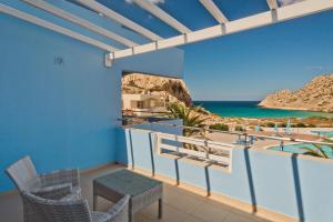 een balkon met stoelen en uitzicht op het strand bij Royal Beach Hotel in Arkasa