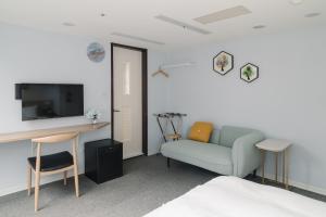 TV a/nebo společenská místnost v ubytování Hotel attic