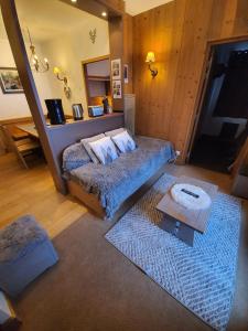 a bedroom with a bed and a table in it at Antares in Risoul