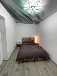1 dormitorio con 1 cama en una habitación con techo en Apartament in zona centrala., en Hunedoara