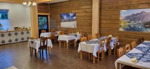 restauracja ze stołami i krzesłami w pokoju w obiekcie Willa Nad Białką w mieście Białka Tatrzanska