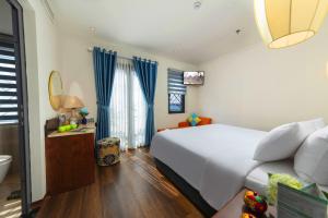 1 Schlafzimmer mit einem großen weißen Bett und einem Badezimmer in der Unterkunft Hanoi Calista Hotel in Hanoi