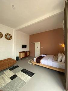 - une chambre avec un grand lit dans l'établissement Emka Villa Traditional Minimalist, à Malang