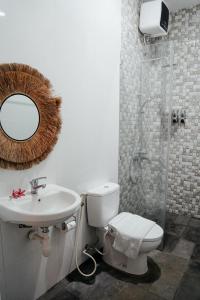 マランにあるEmka Villa Traditional Minimalistのバスルーム(トイレ、洗面台、シャワー付)
