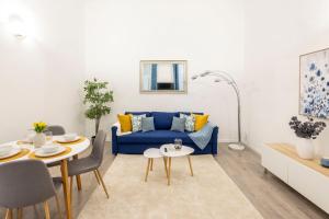 - un salon avec un canapé bleu et une table dans l'établissement Deluxe & Cozy Dream Home in the Heart of Budapest, à Budapest