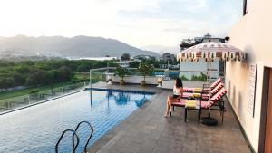 The swimming pool at or close to Hotel Bawa Udaipur