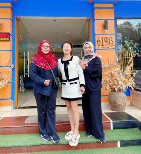 drie vrouwen staan voor een gebouw bij Bing Sapa Hotel in Sa Pa