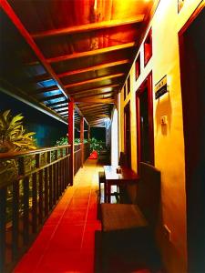 - Balcón con mesa y bancos en un edificio en Tiga Dara Homestay, en Gili Trawangan