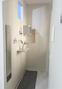 モンレアーレにあるLa casa di Angelaのバスルーム(鏡、花瓶付)