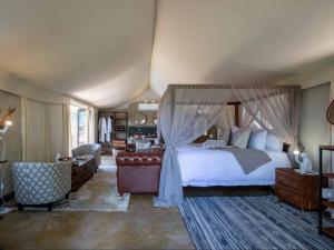 サビ・サンド動物保護区にあるUmkumbe Bush Lodge - Luxury Tented Campのベッドルーム1室(天蓋付きの大型ベッド1台付) +37枚の写真