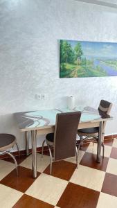 une table à manger avec des chaises et un tableau mural dans l'établissement Tetouan Relax Apartement, à Tetouan