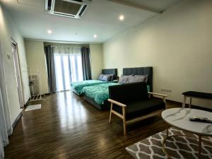 um quarto com uma cama, um sofá e uma mesa em Setapak Central Mall KL - Zetapark Garden Suites em Kuala Lumpur